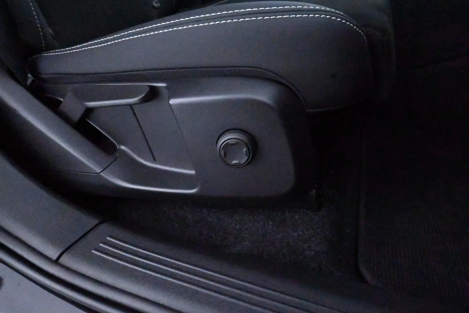 Car Image - 21mVevpF2ycLdU1Axkq1Yf