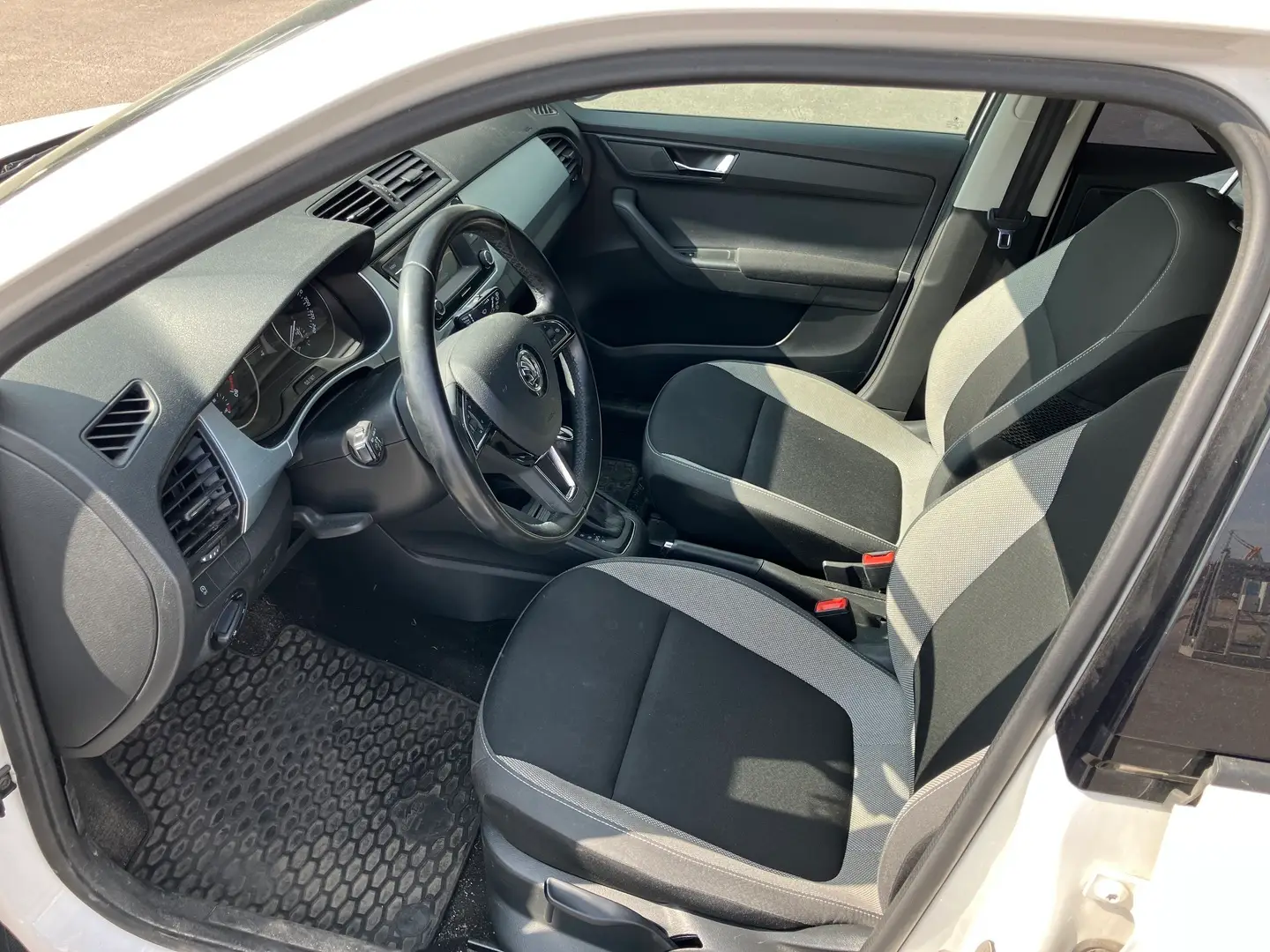 Car Image - 4uIGPJ7GUXjQOdWlKesXcy