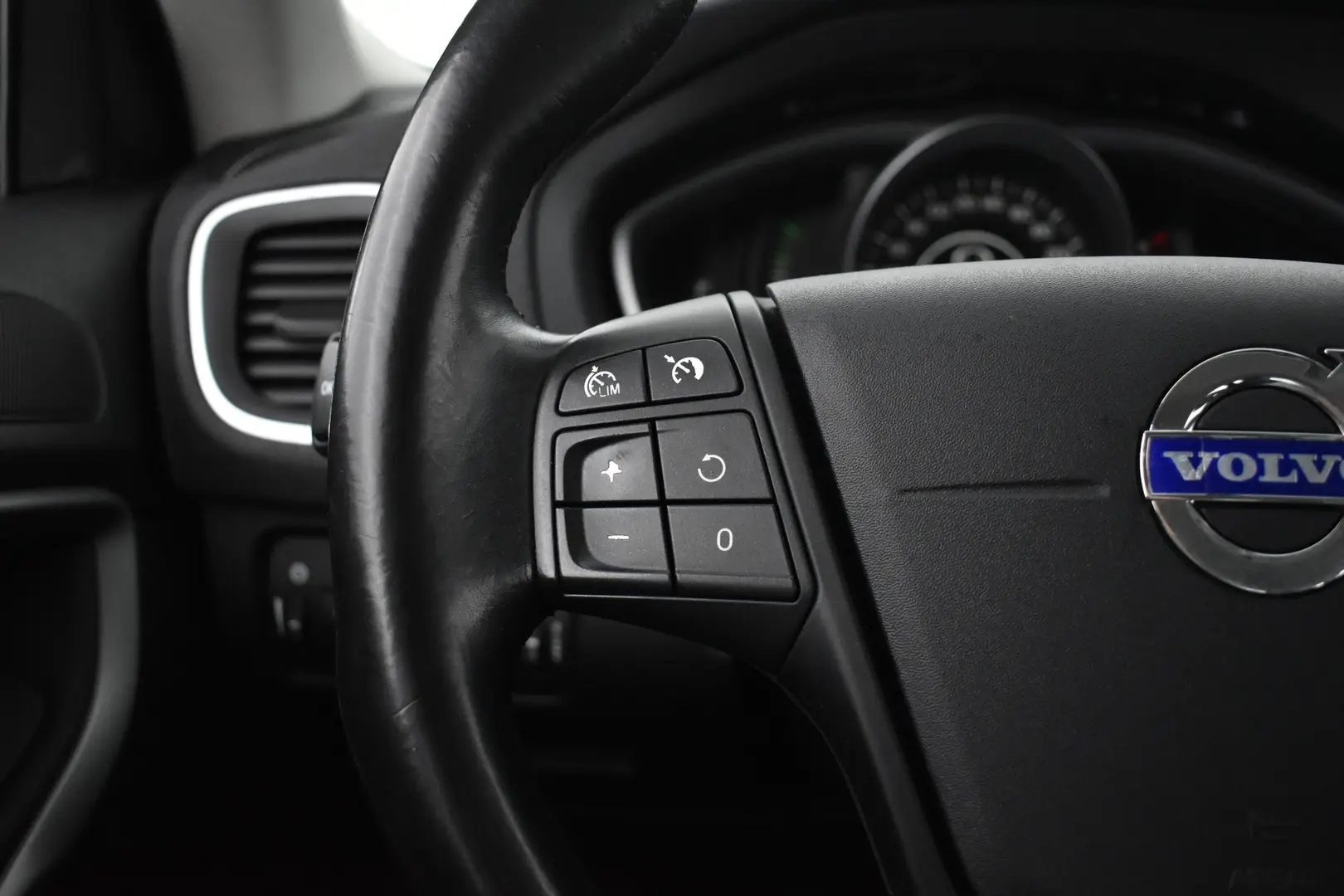 Car Image - 4XdKZnLI9bzWw1k1FE8D3d