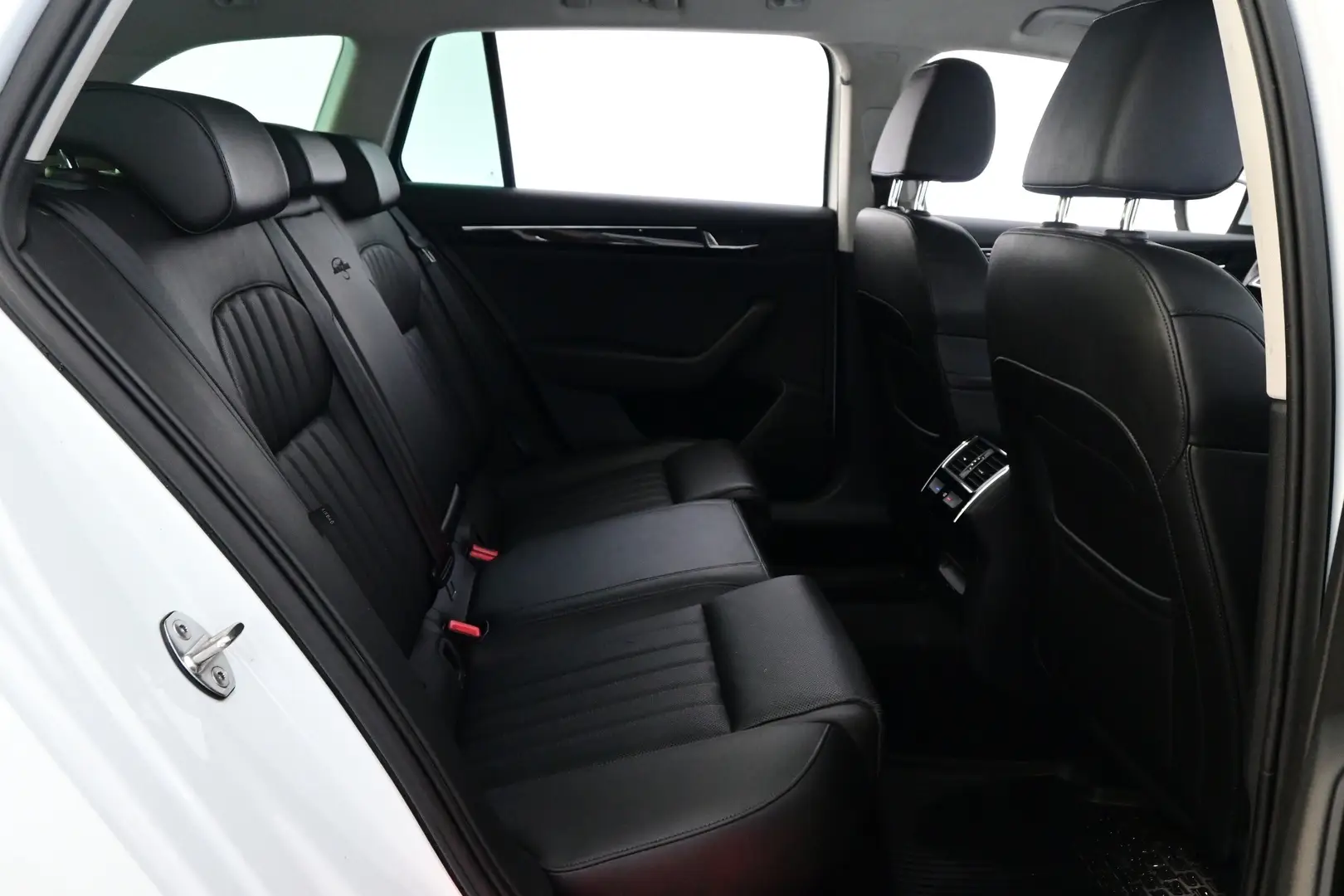 Car Image - 1yauwHcEL4d74INgr7BeWk