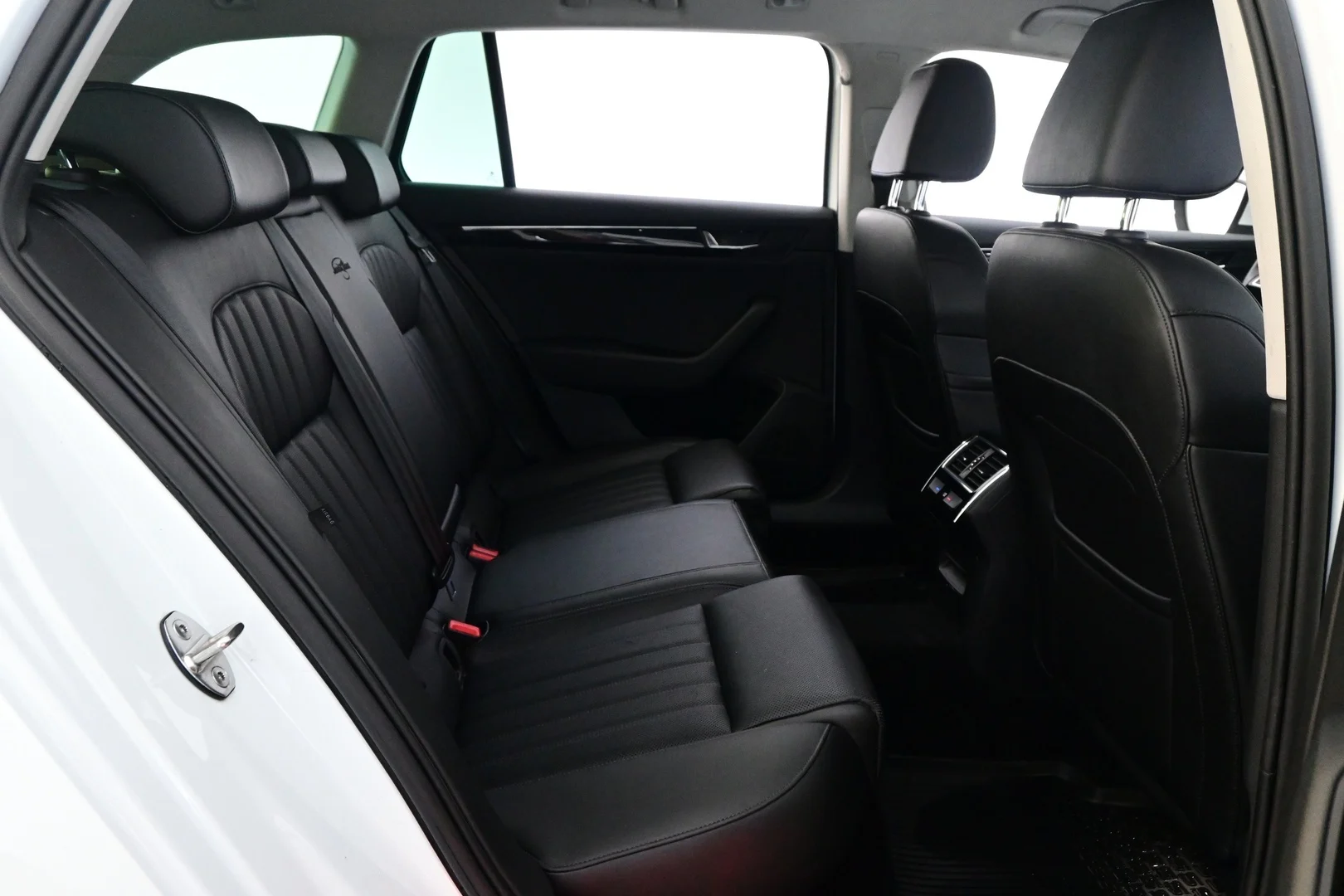 Car Image - 1yauwHcEL4d74INgr7BeWk
