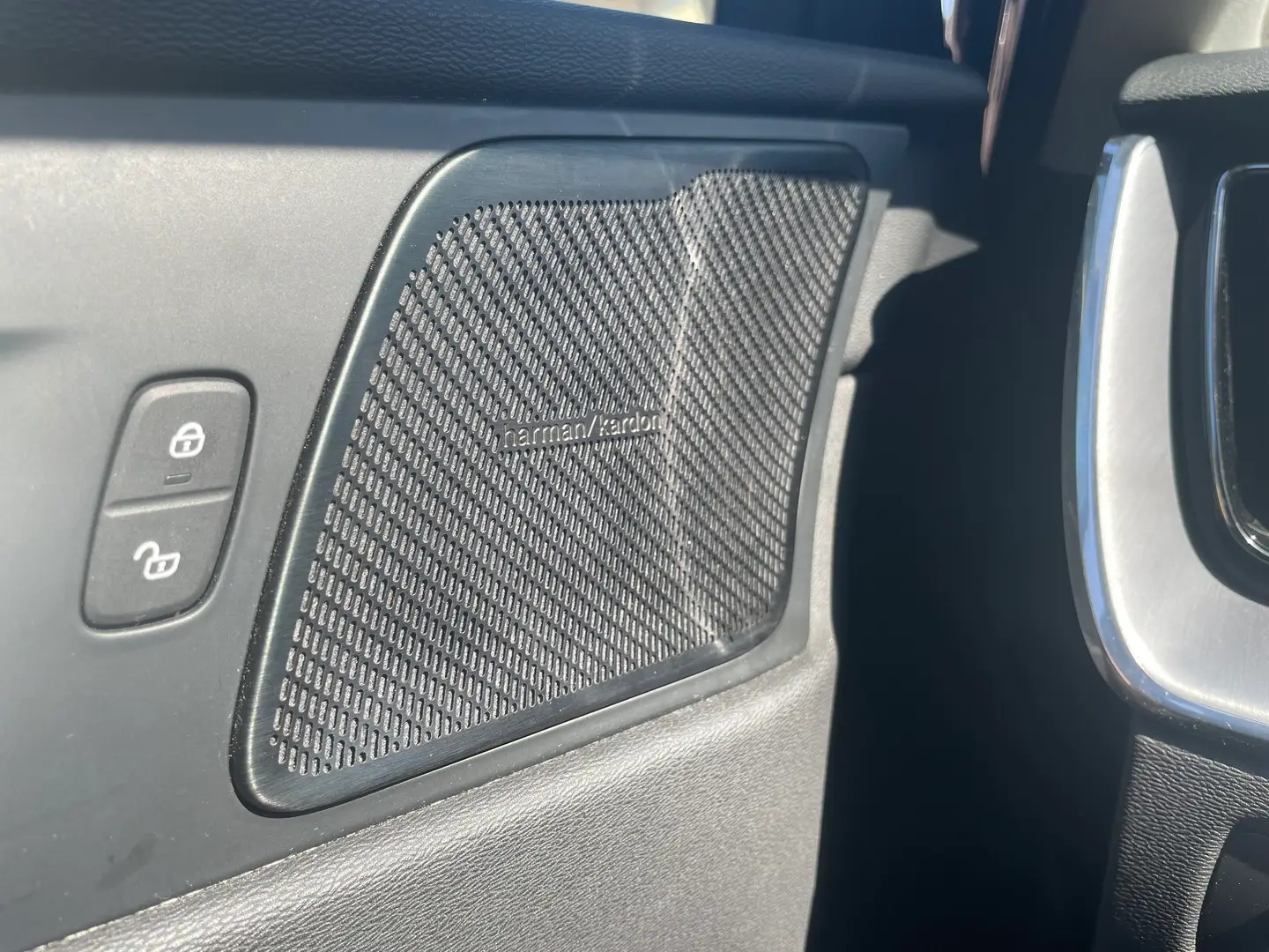 Car Image - 65OvGOTfzkFgDKgxAd3al6