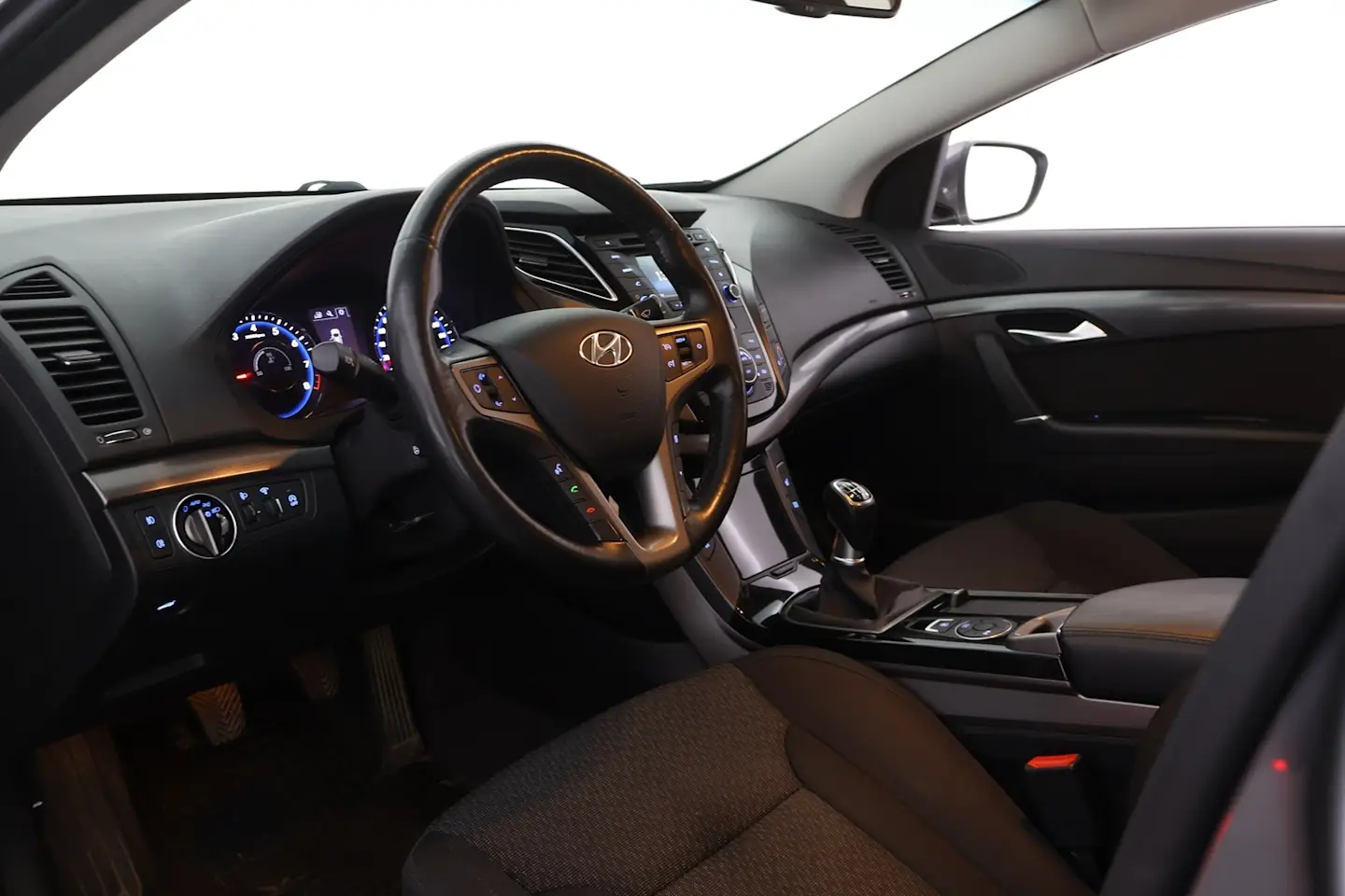 Car Image - 7dv3yMx4UUSjjtZIjoiZXR