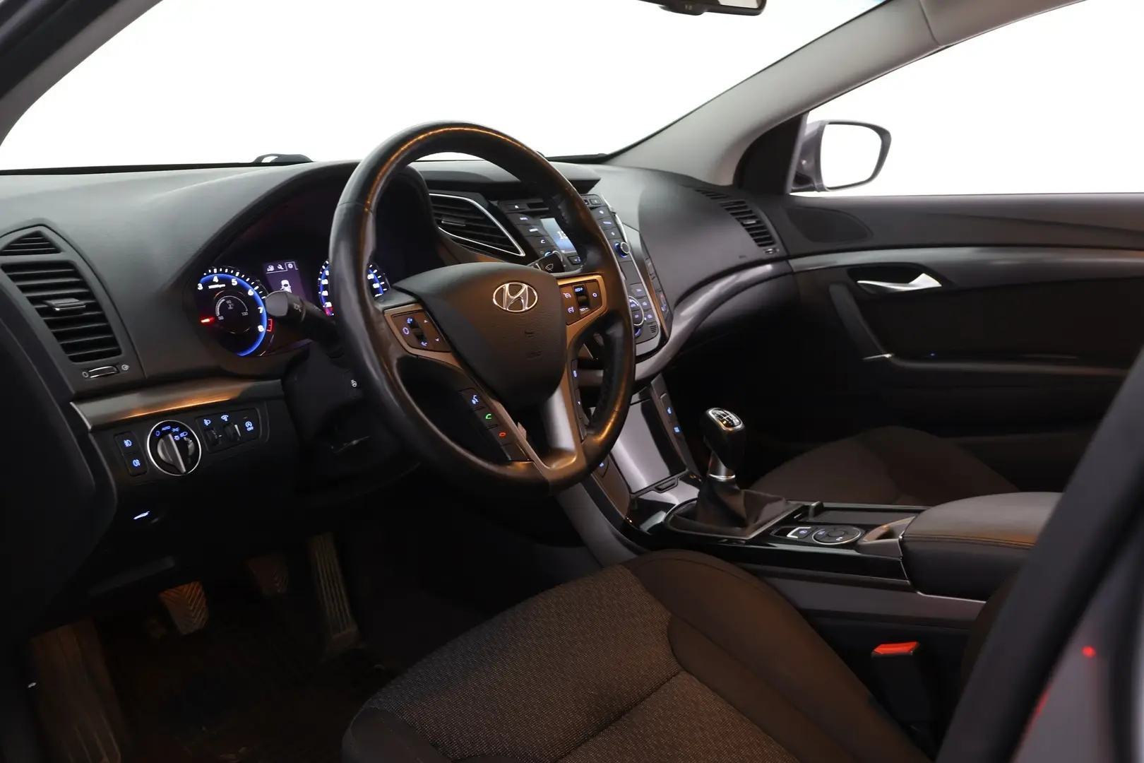Car Image - 7dv3yMx4UUSjjtZIjoiZXR