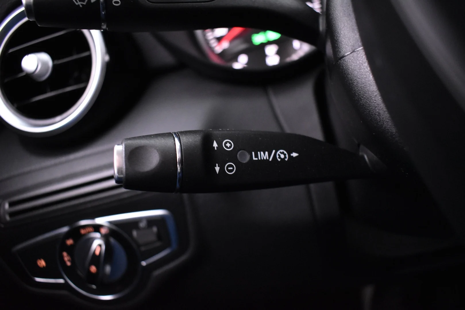 Car Image - ifeLo4KNeiWyfaKPE7Fpo