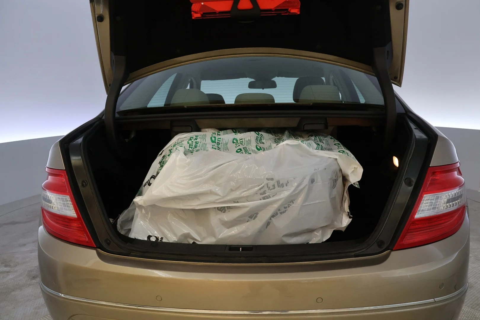 Car Image - 7zjQ7kQLMRtzqLKSXGvoUG