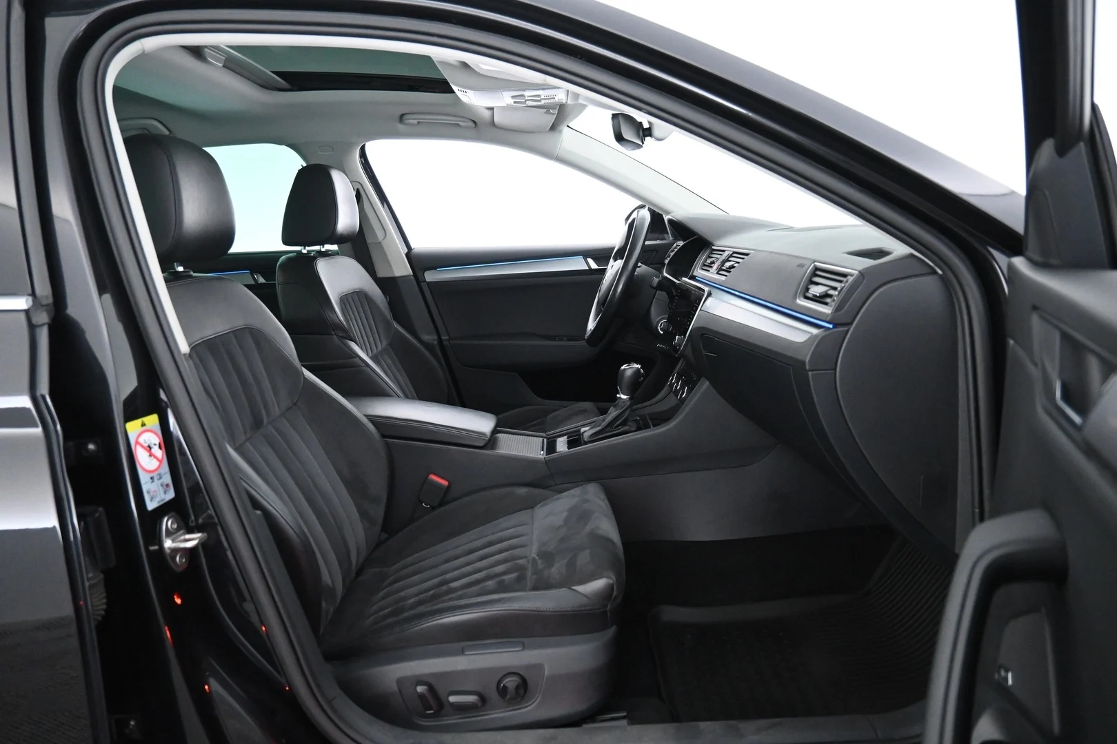 Car Image - XFqPcnxTenJJxIBYXoLVR