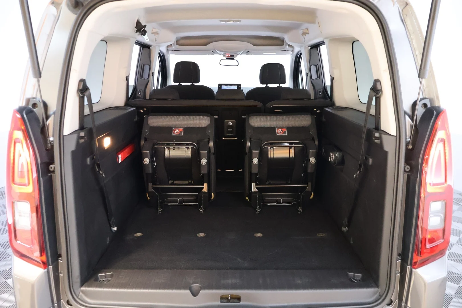 Car Image - Fv9yevDEAGmUGHeiCs9cu