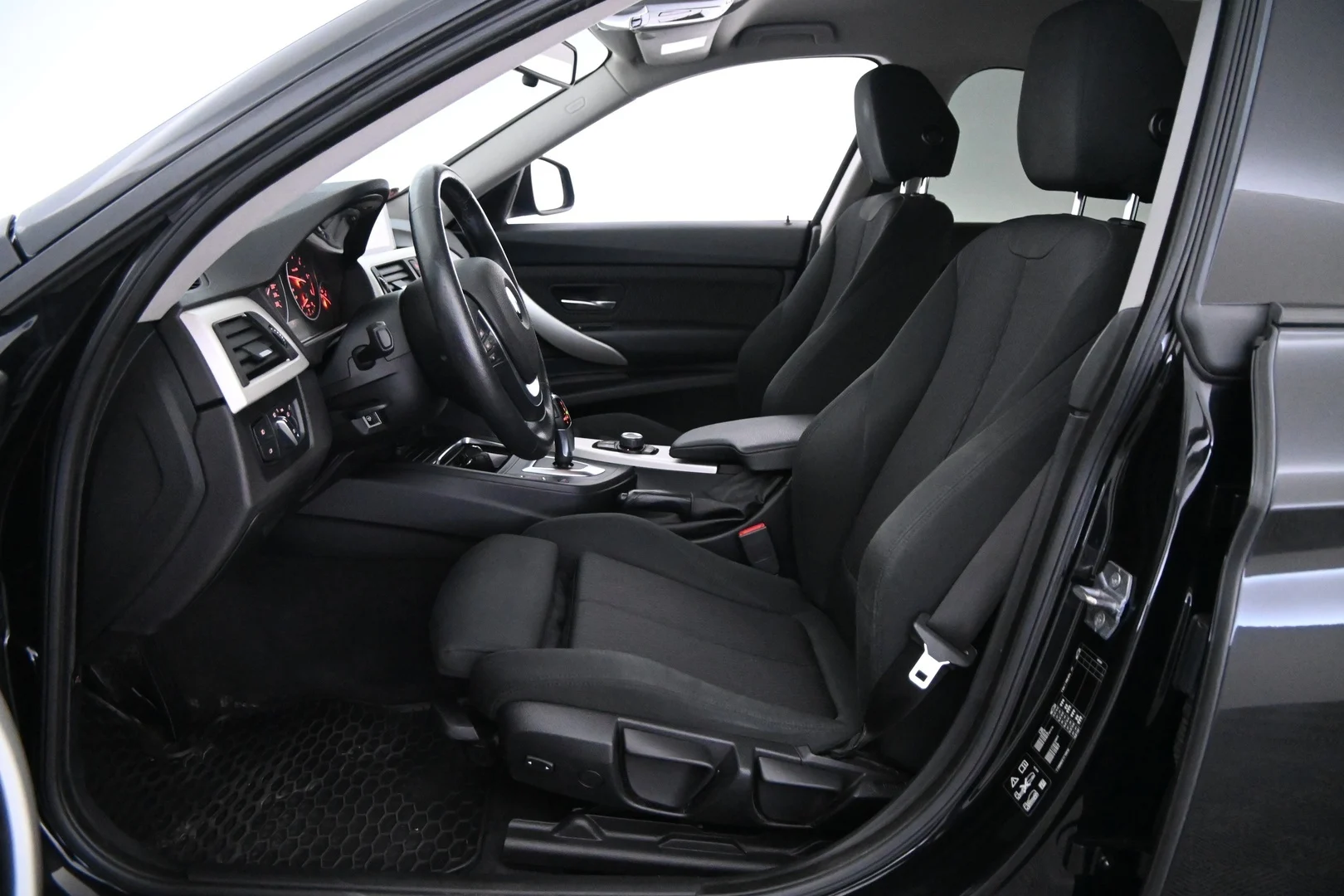 Car Image - 3R32UyvudGOyfx3ahI5jZo