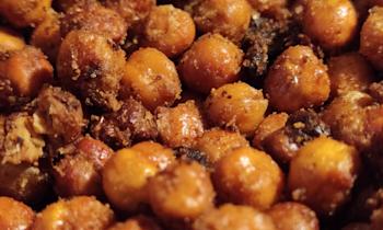 Close up photo of roasted chickpeas