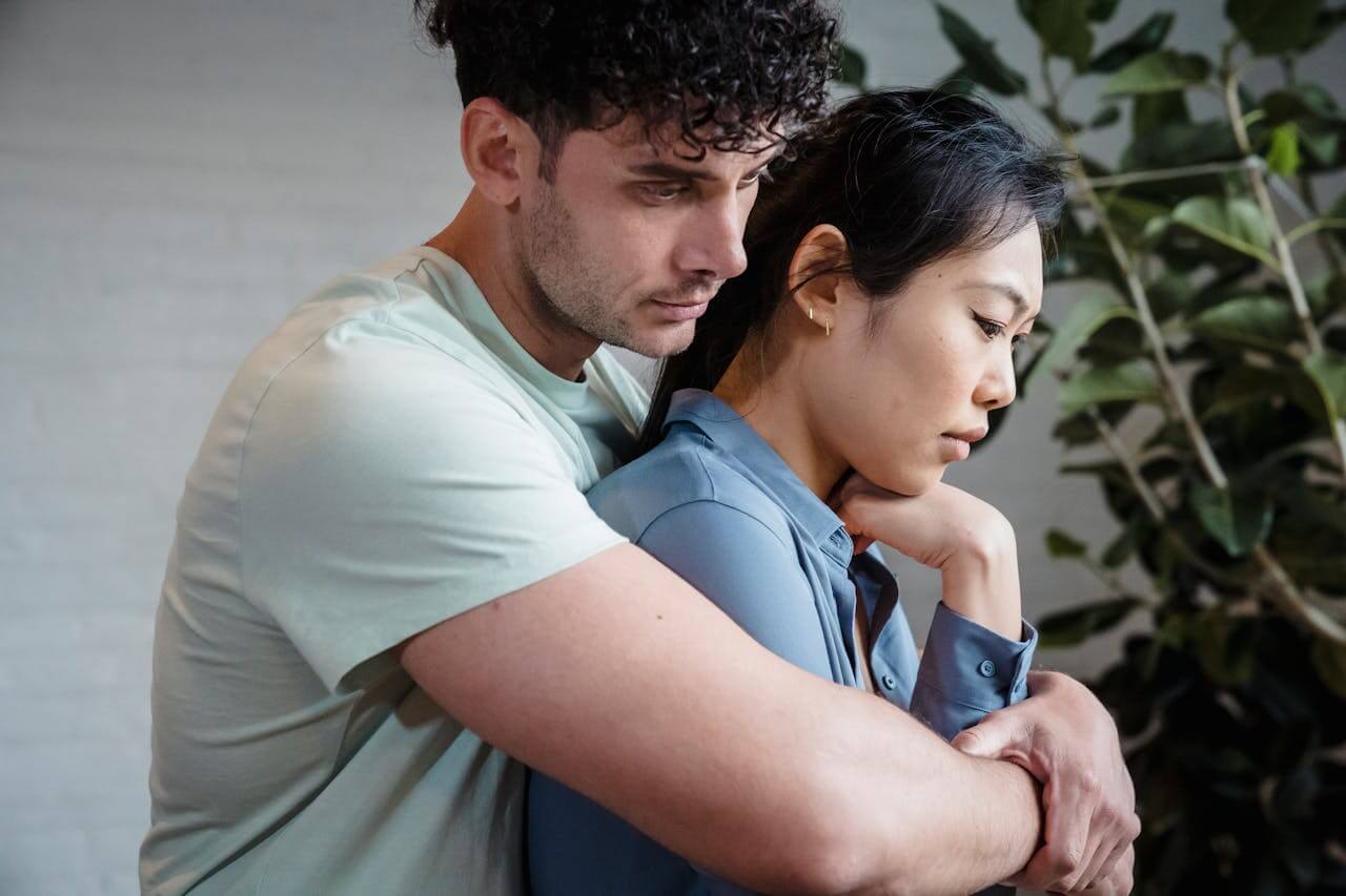man-reassuring-an-overthinking-partner