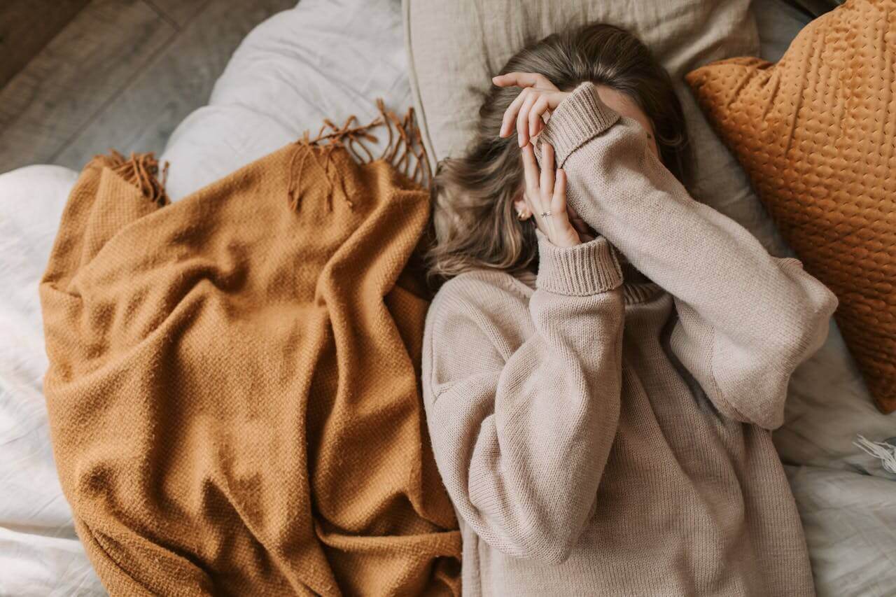 woman-experiencing-anxiety-headache