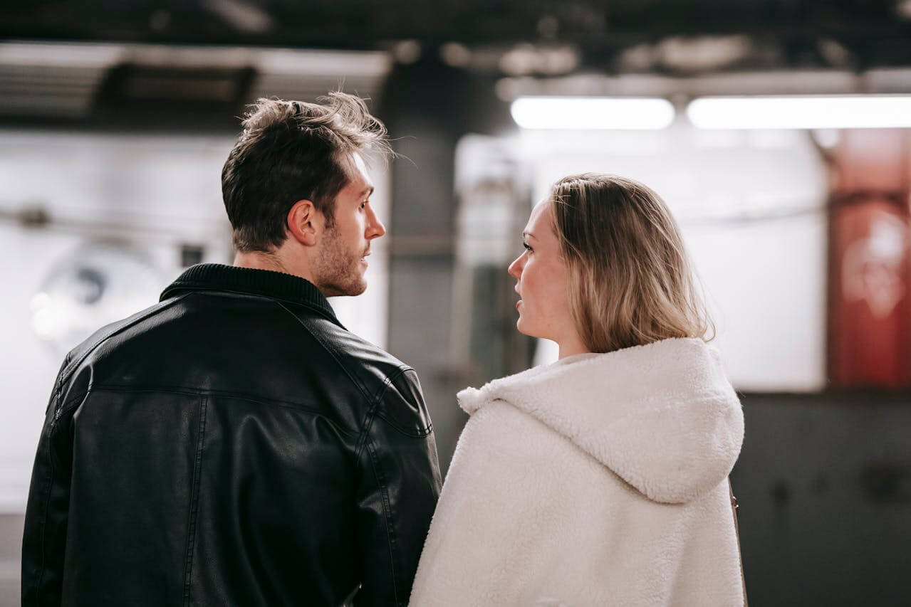 woman-suspecting-that-her-husband-is-cheating