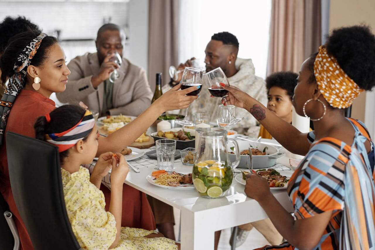 extended-family-having-lunch-together