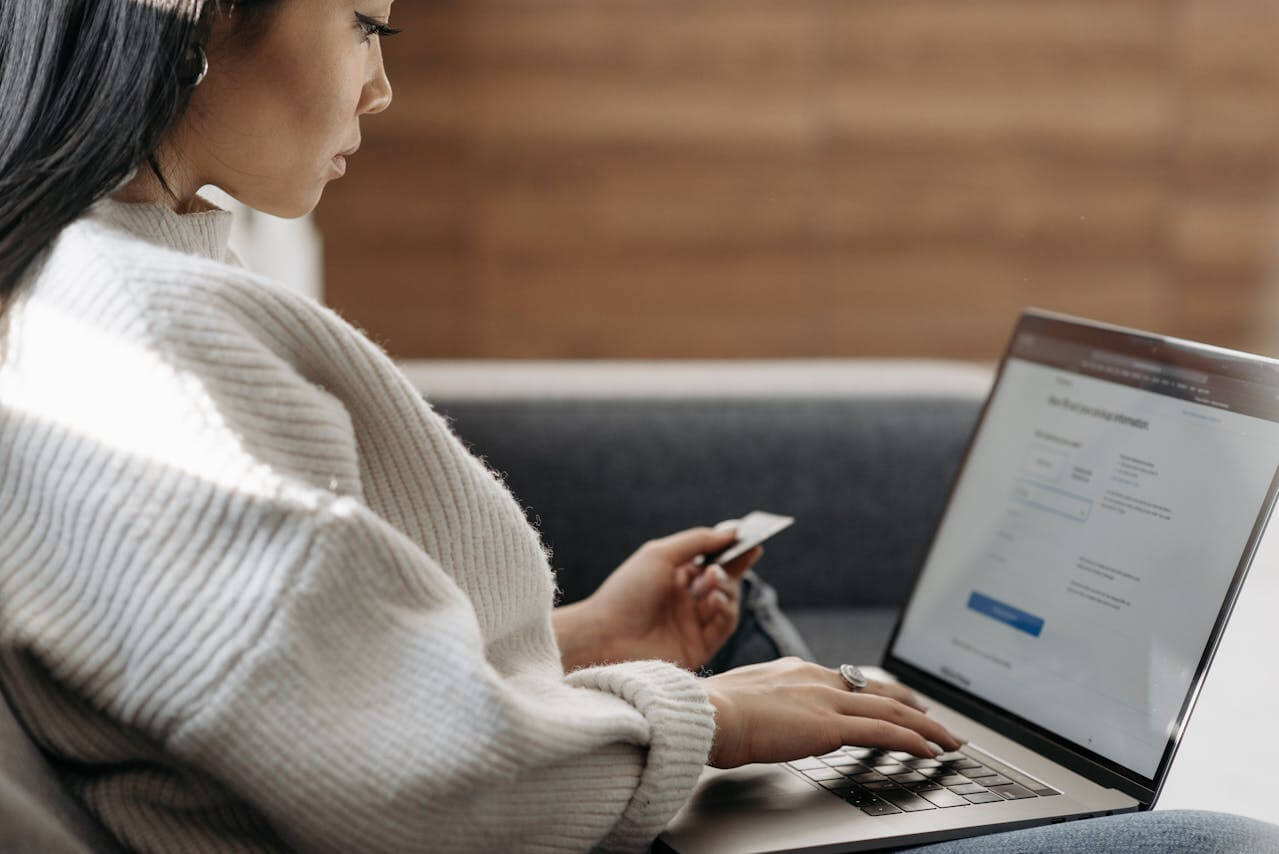 client-paying-for-therapy-online