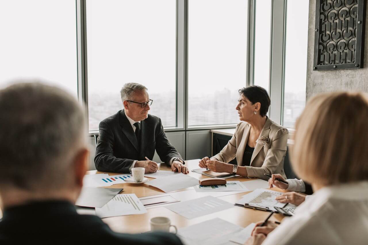 employees-disagreeing-during-meeting