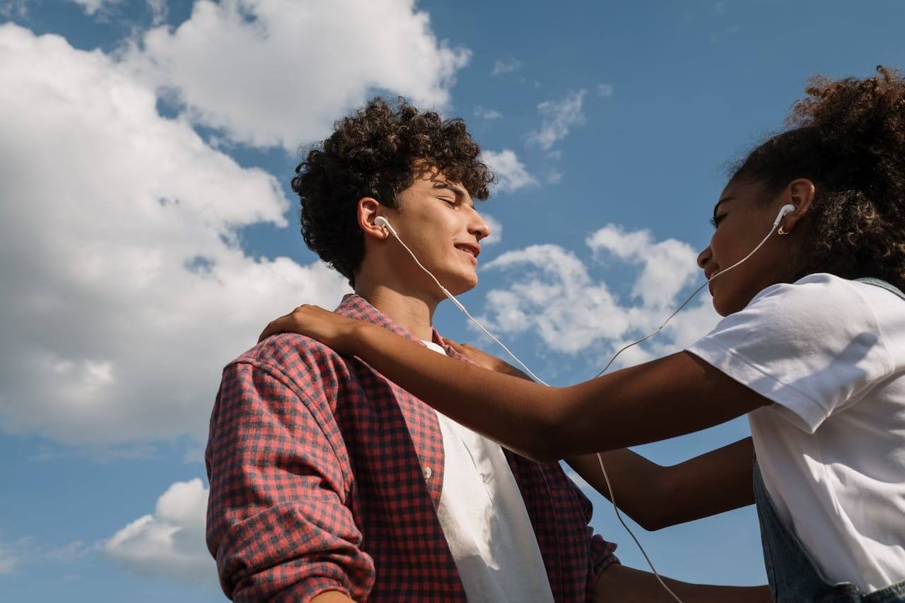 young-woman-talking-to-a-guy