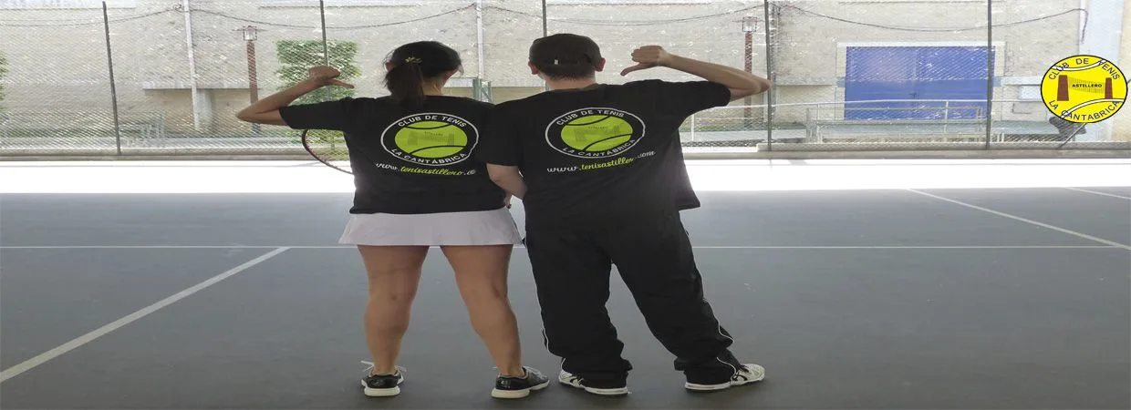 Dos jugadores posan de espaldas con camisetas del club en una pista.