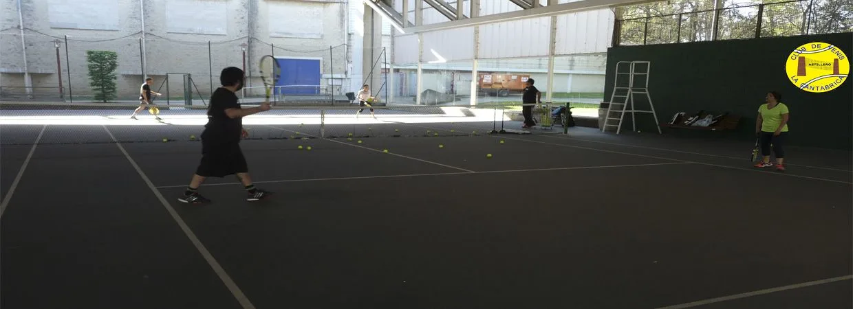 Jugadores entrenan en una de las pistas cubiertas del club.