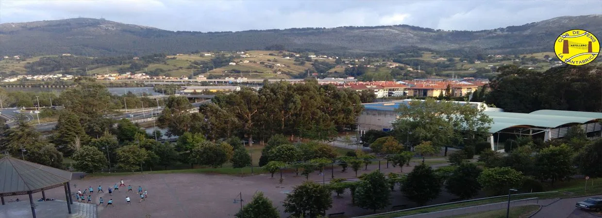Vista panorámica de las pistas del club y las colinas del entorno.