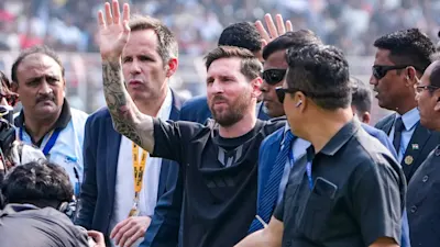 स्टार फुटबॉलर लियोनेल मेसी भारत पहुंचे, कोलकाता में भव्य स्वागत के बाद इवेंट में बवाल