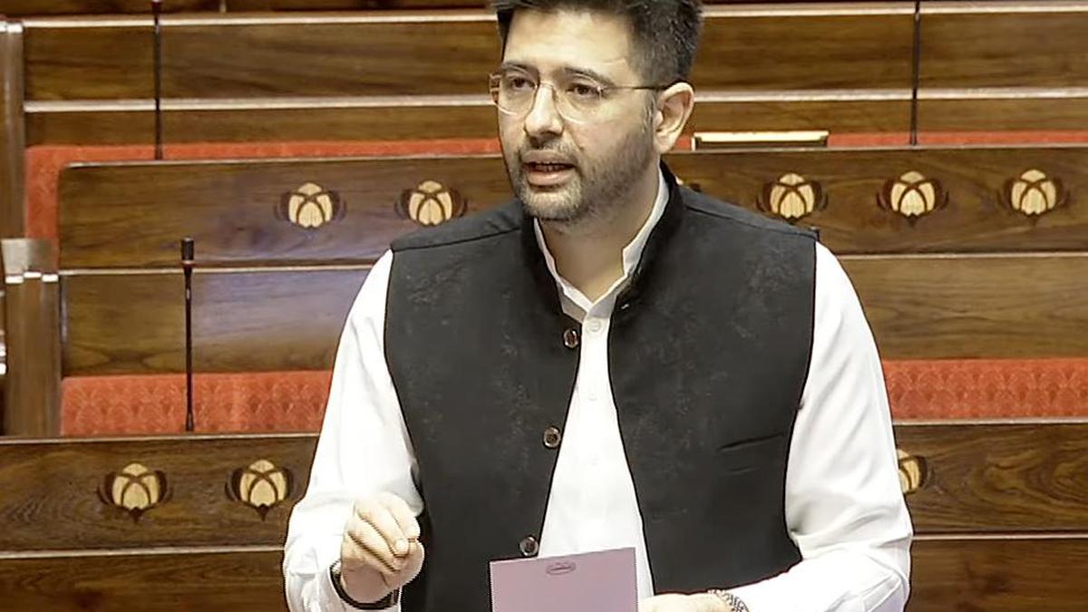 AAP में हलचल: राज्यसभा में डिप्टी लीडर पद से हटाए जाने के बाद Raghav Chadha का बड़ा बयान — “चुप कराया जा सकता है, हराया नहीं”"