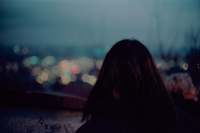 Escort annonce eksempler - skrivebord med nølle og notesblok der viser teknikker