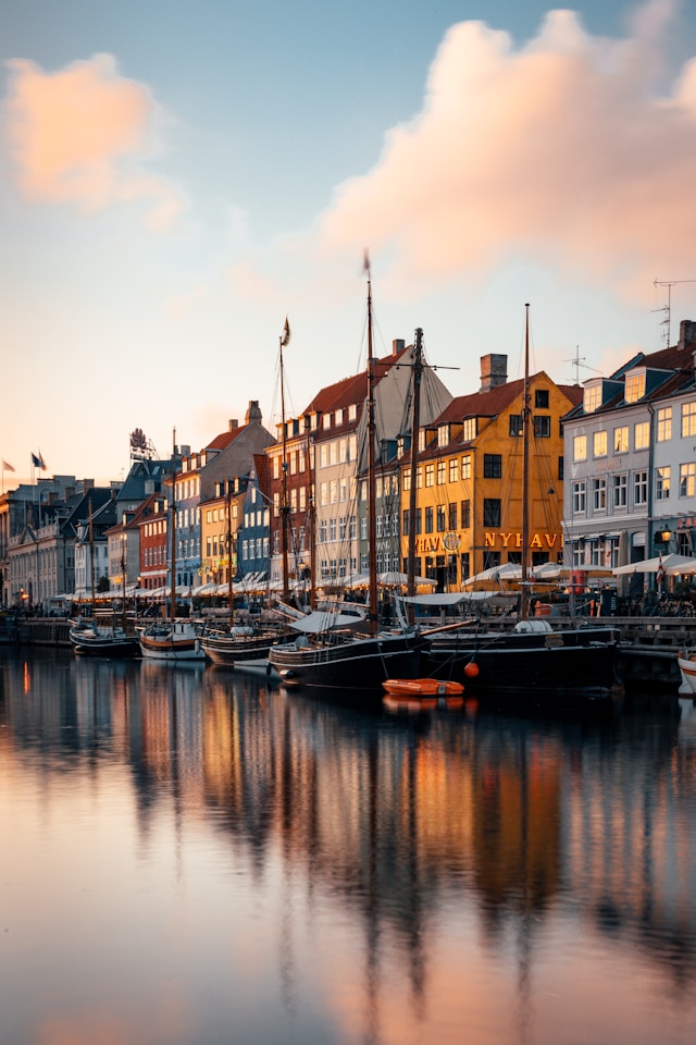 København natteliv tips - oplyste gader og barer i indre by om aftenen