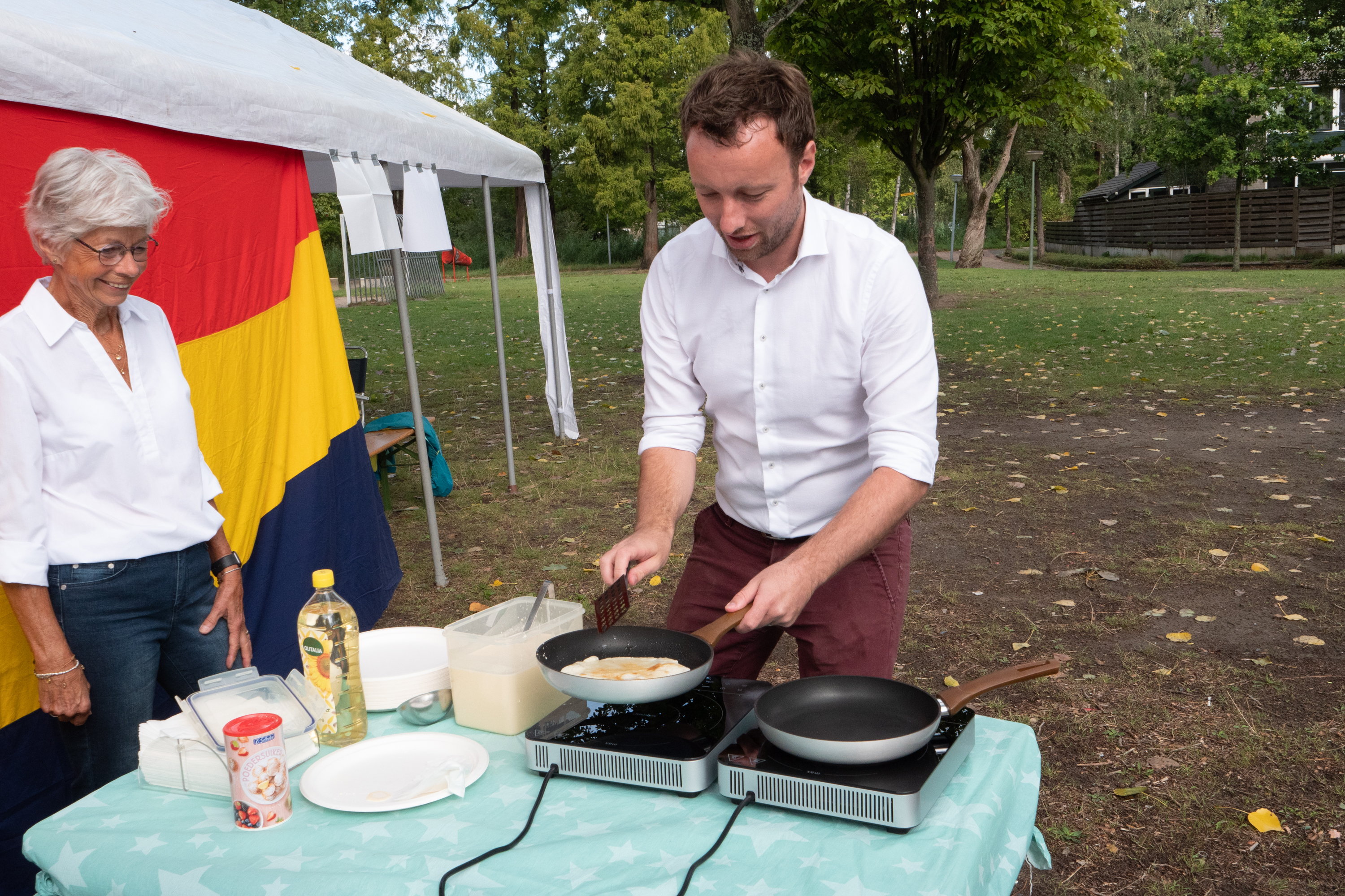 Wethouder Koen Kegel bakt pannenkoek  op inductie kookplaat