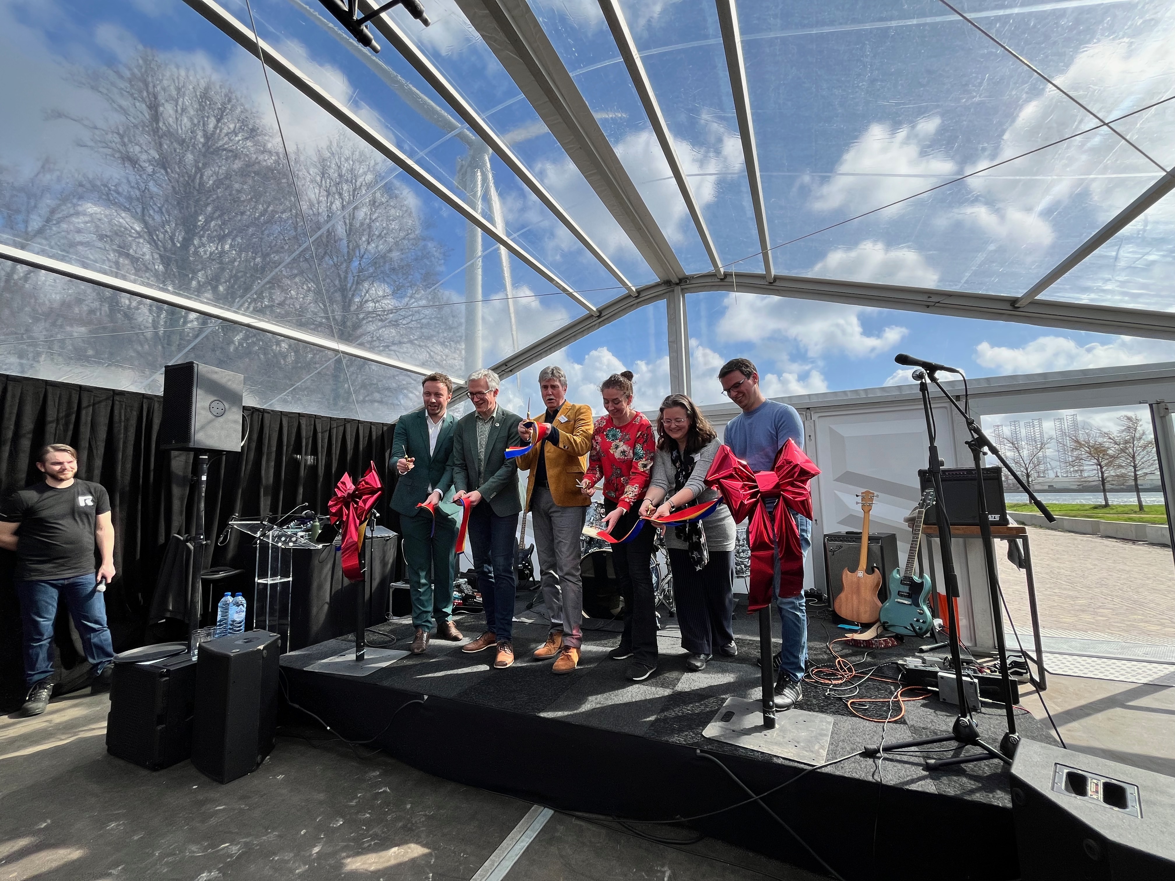 Doorknippen van het lint