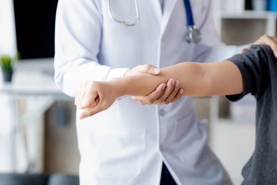 Evaluación médica de brazo y clavícula