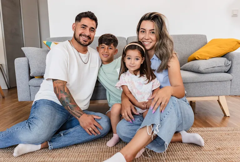 Familia feliz en Starbien