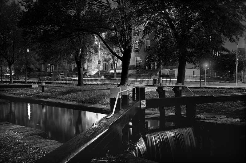 D471 - Nighttime on the Grand Canal, at Mount Street Bridge, Dublin.
