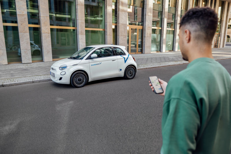share-now-infleeting-fiat500-e-3 1-5-hand phone ID 8752 (1)