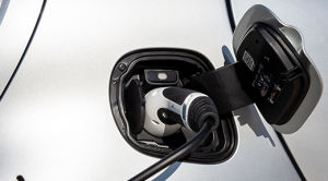 cars-smart-fortwo-electric-charging