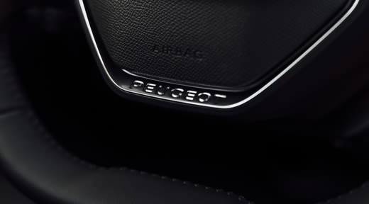 share-now-peugeot-e-208-close-up-interior