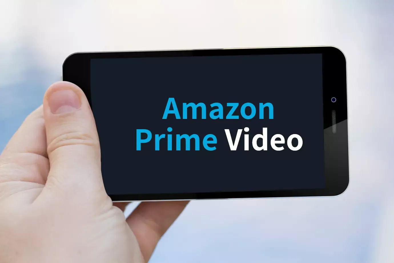 AmazonPrimeVideoの文字が表示されたスマホを左手で持っている写真