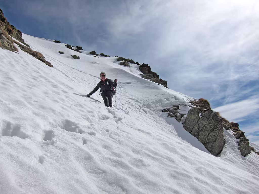 Scivolo di neve sotto la vetta