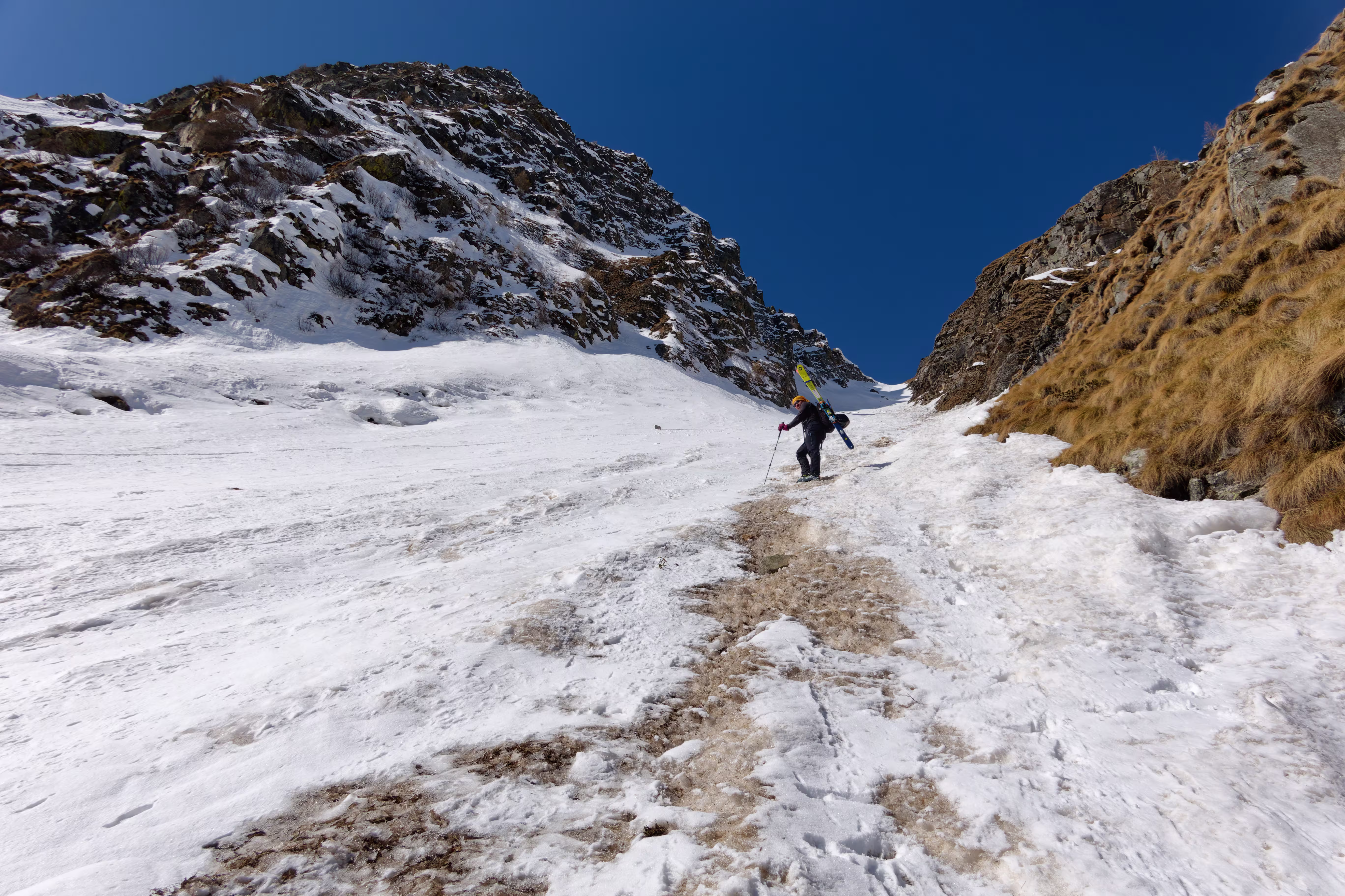 Saliamo tra resti di valanghe