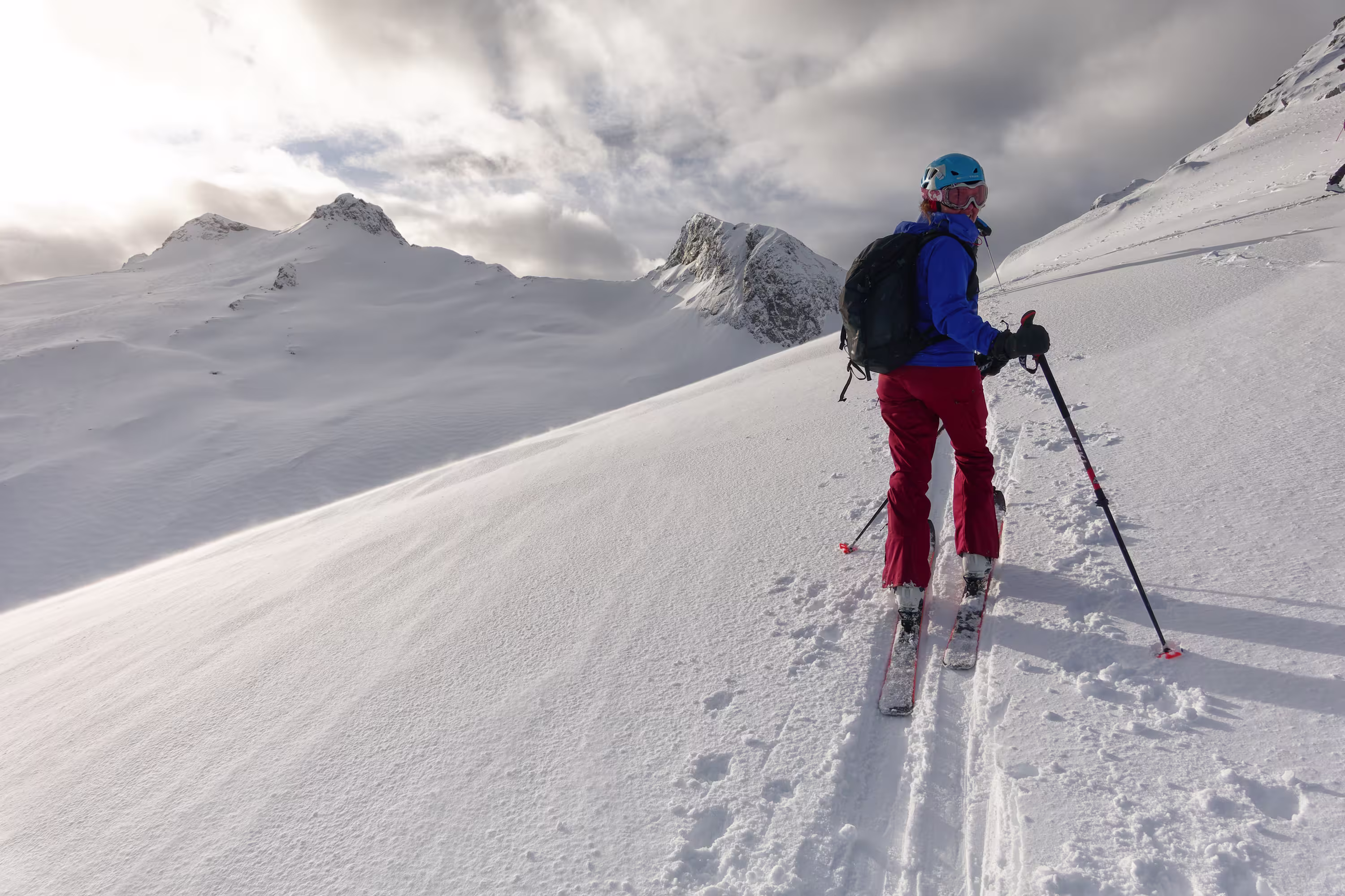 Pieni di gioia dopo la nevicata mattutina