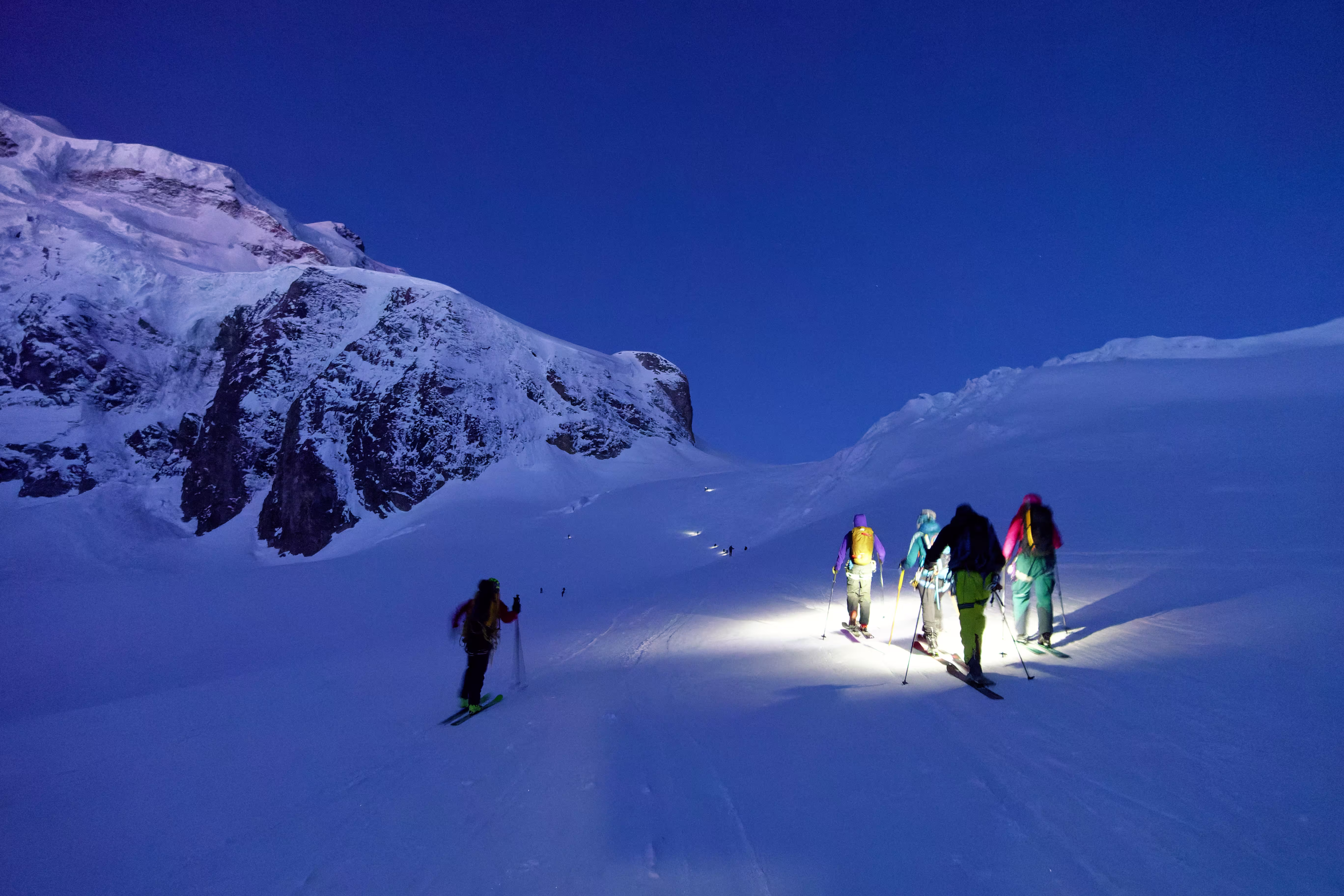 Con le frontali sul ghiacciaio