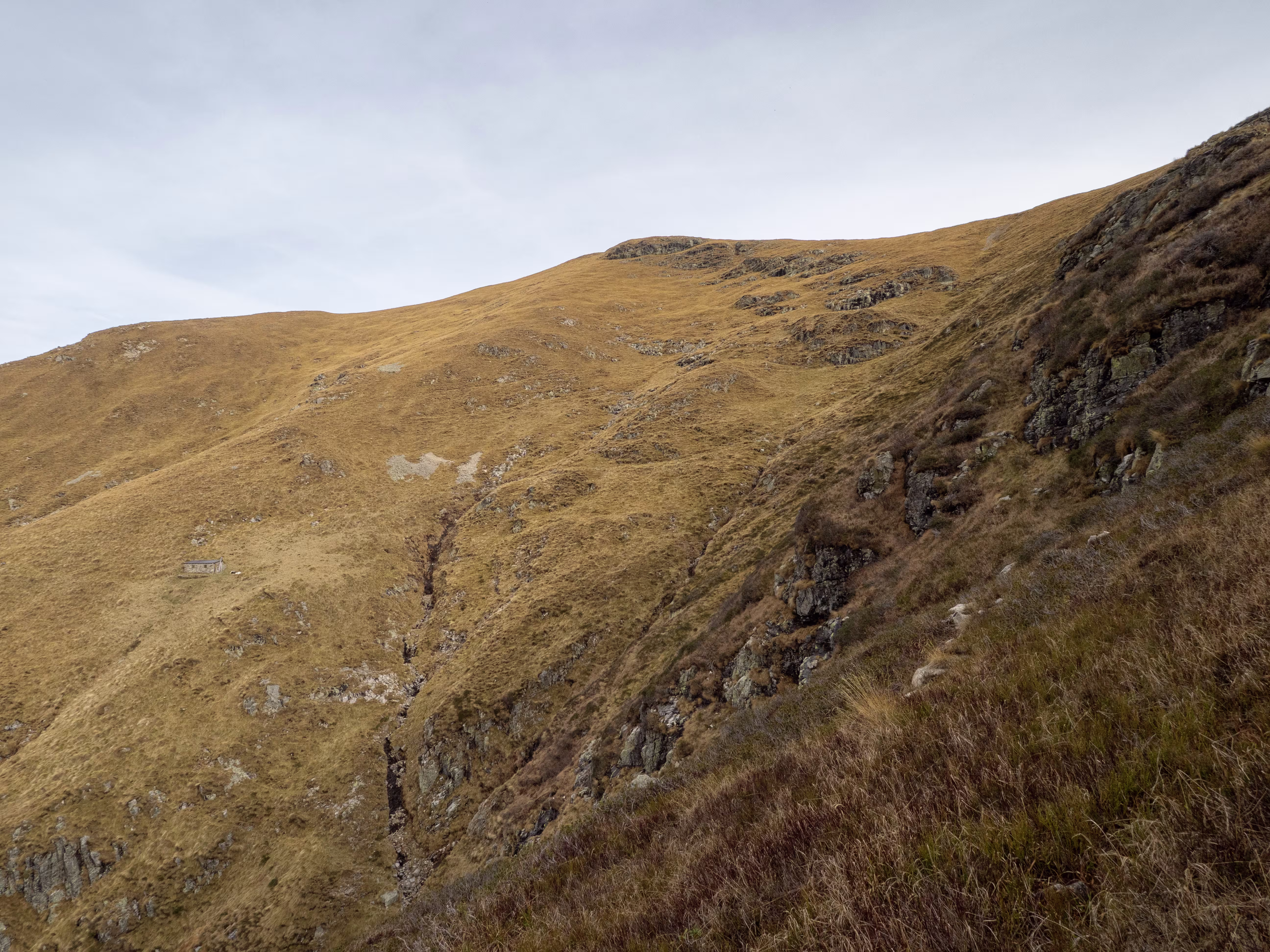 Le isolate Baite Cam con la vetta