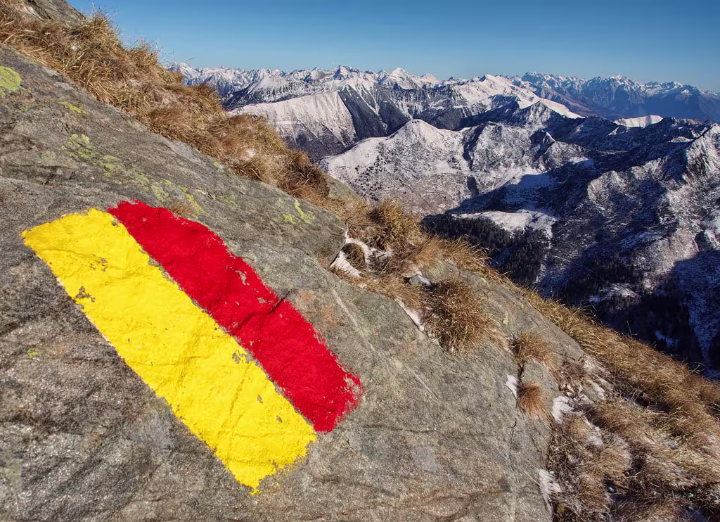 Dalla cresta del Camoghè verso est