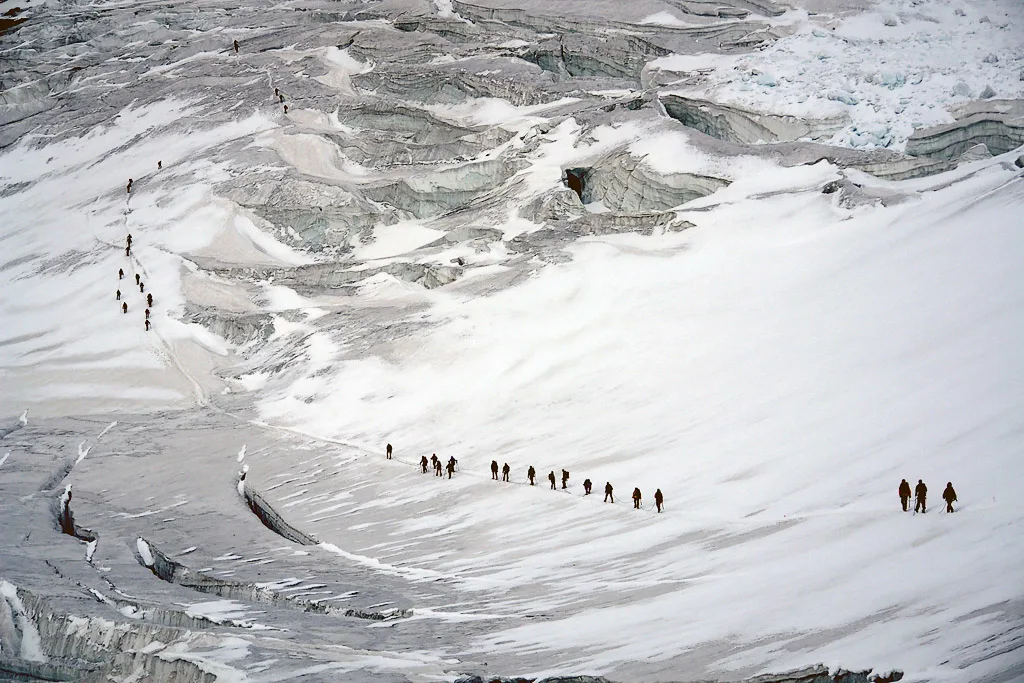 In marcia sul ghiacciaio tormentato