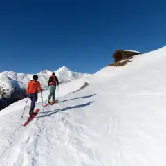 Seguiamo la stradina che sale in mezzo alle baite