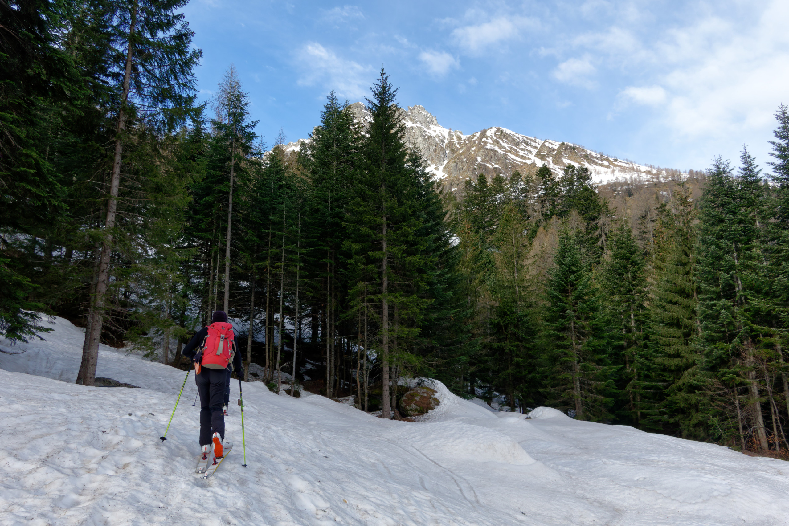 Scialpinismo al Torrione di Mezzaluna, Dopo lo spallaggio iniziale, mettiamo gli sci