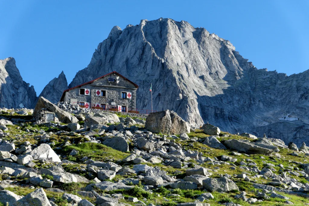 Il Rifugio Gianetti con Il Pizzo Badile