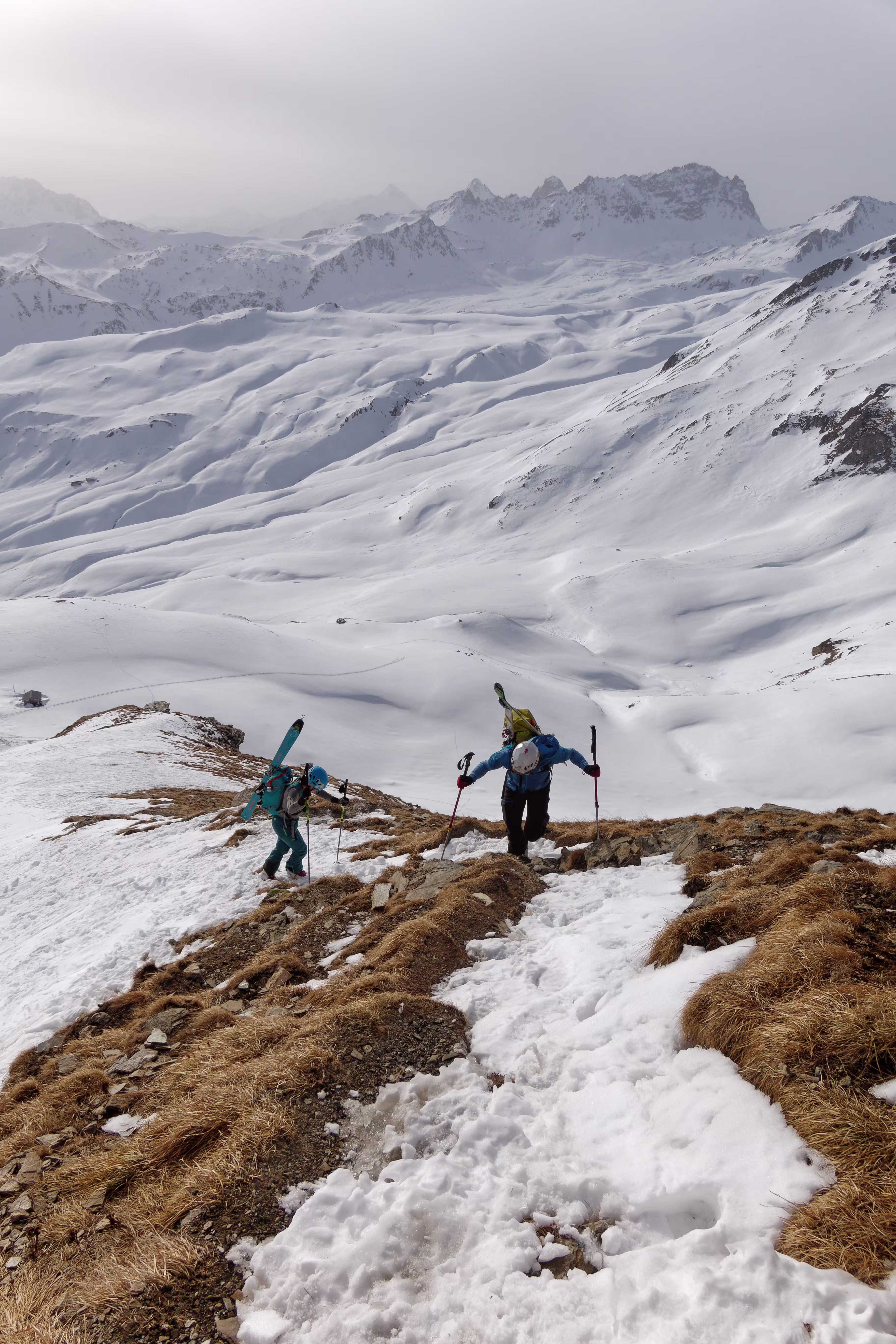 Si spallano gli sci per arrivare al Beverin Pintg