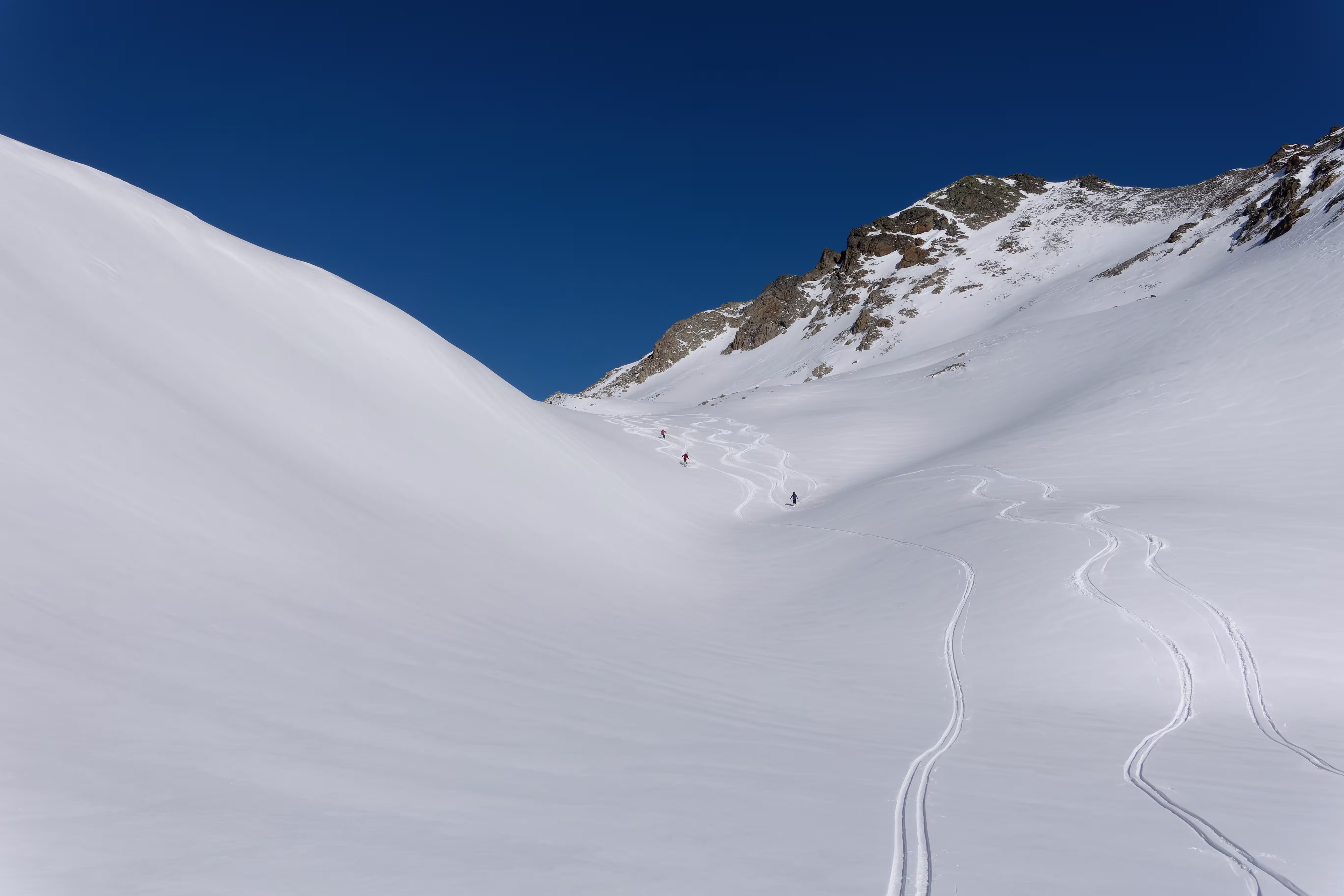 Bellissime curve sotto il passo
