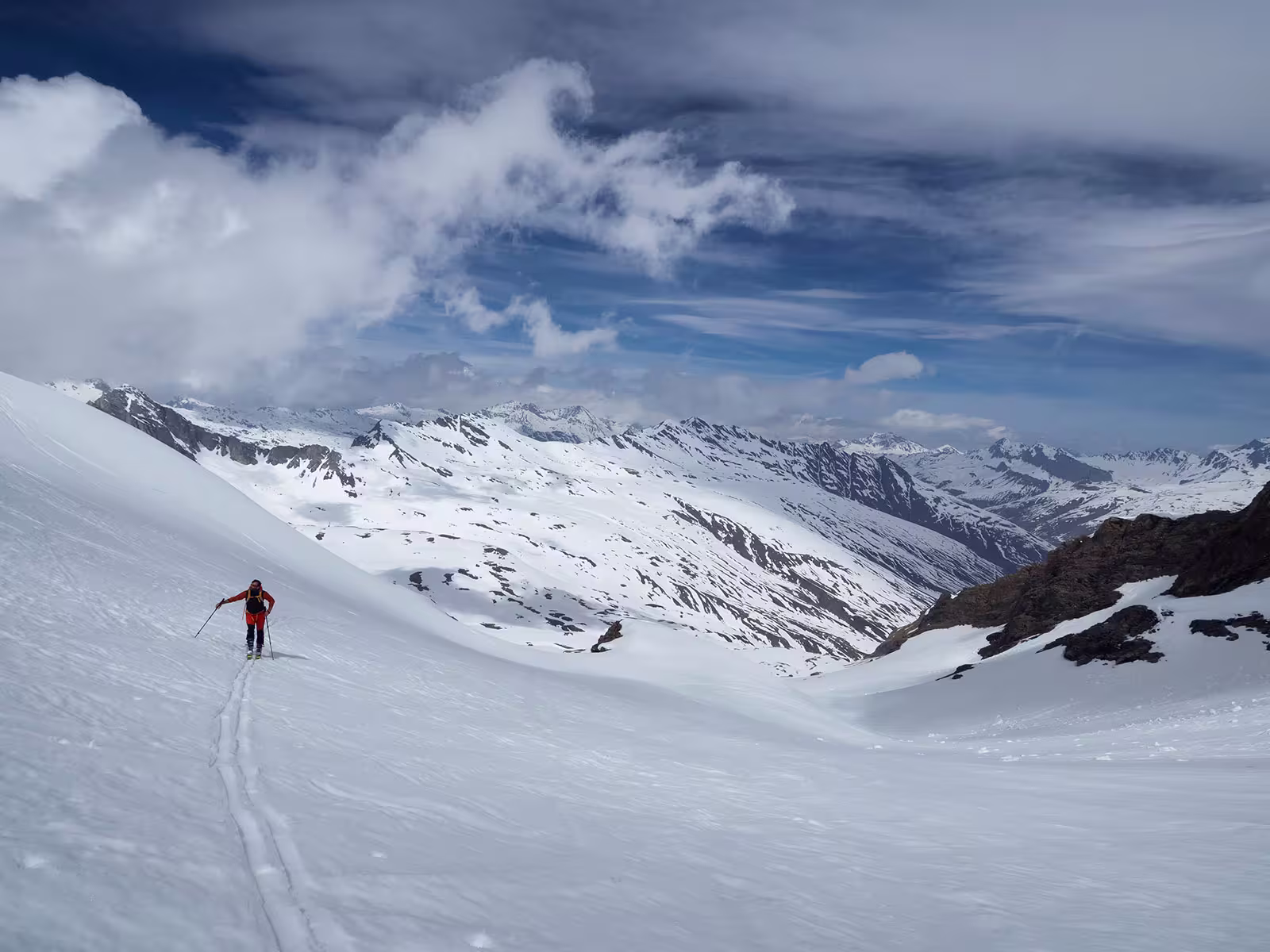 Appena sotto il colle